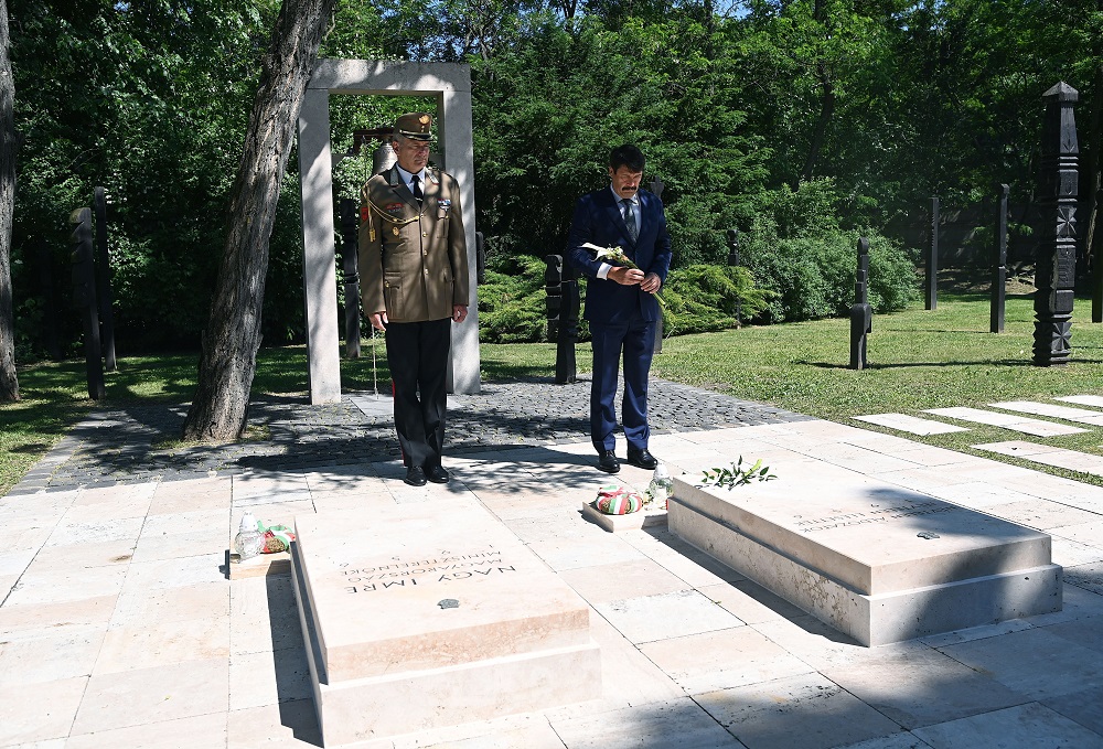 Áder János virágot helyezett el Nagy Imre sírjánál