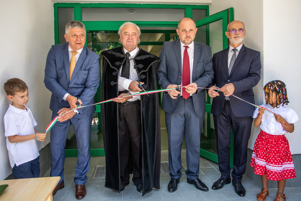 Magyar támogatással épült óvodát és bölcsődét avattak Aradon