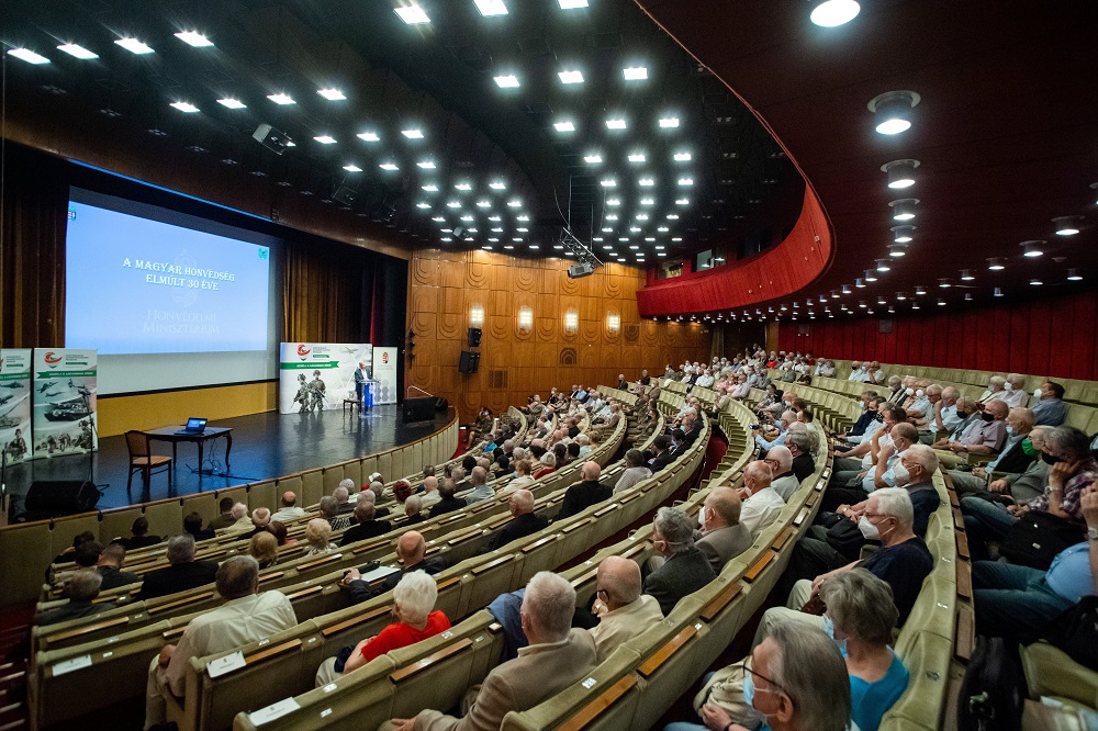 Benkő Tibor: a kormány fontosnak tartja az ország honvédelmi politikáját