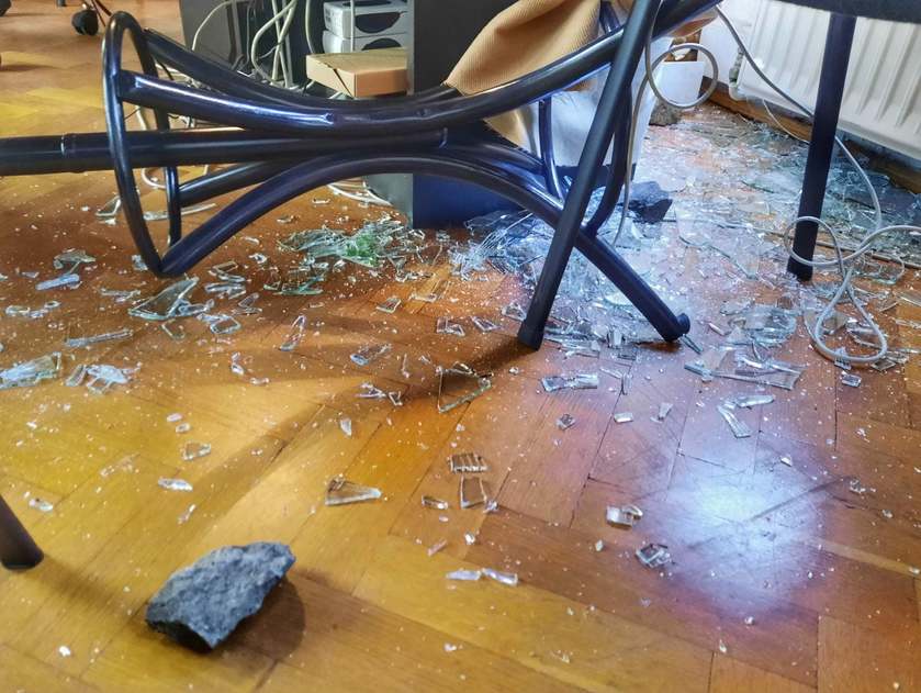 Kővel törte be egy férfi a ferencvárosi Fidesz-iroda ablakát