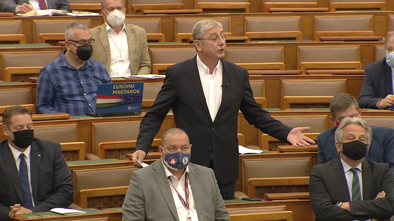 Támadásba lendült a baloldal a családi adóvisszatérítés ellen