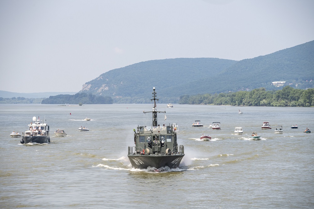 Hajós felvonulás a Dunakanyarban