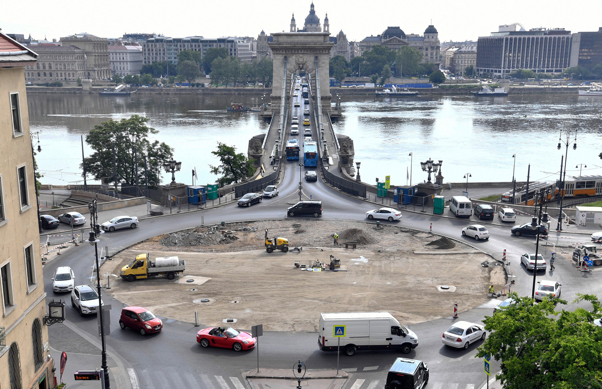 Másfél év totojázás után végre elkezdték