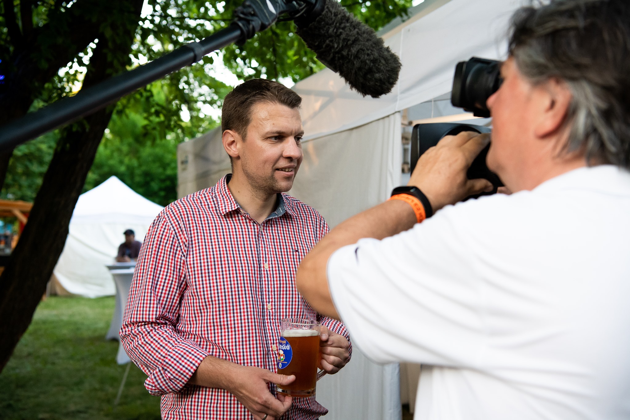 A hit közösséget teremt