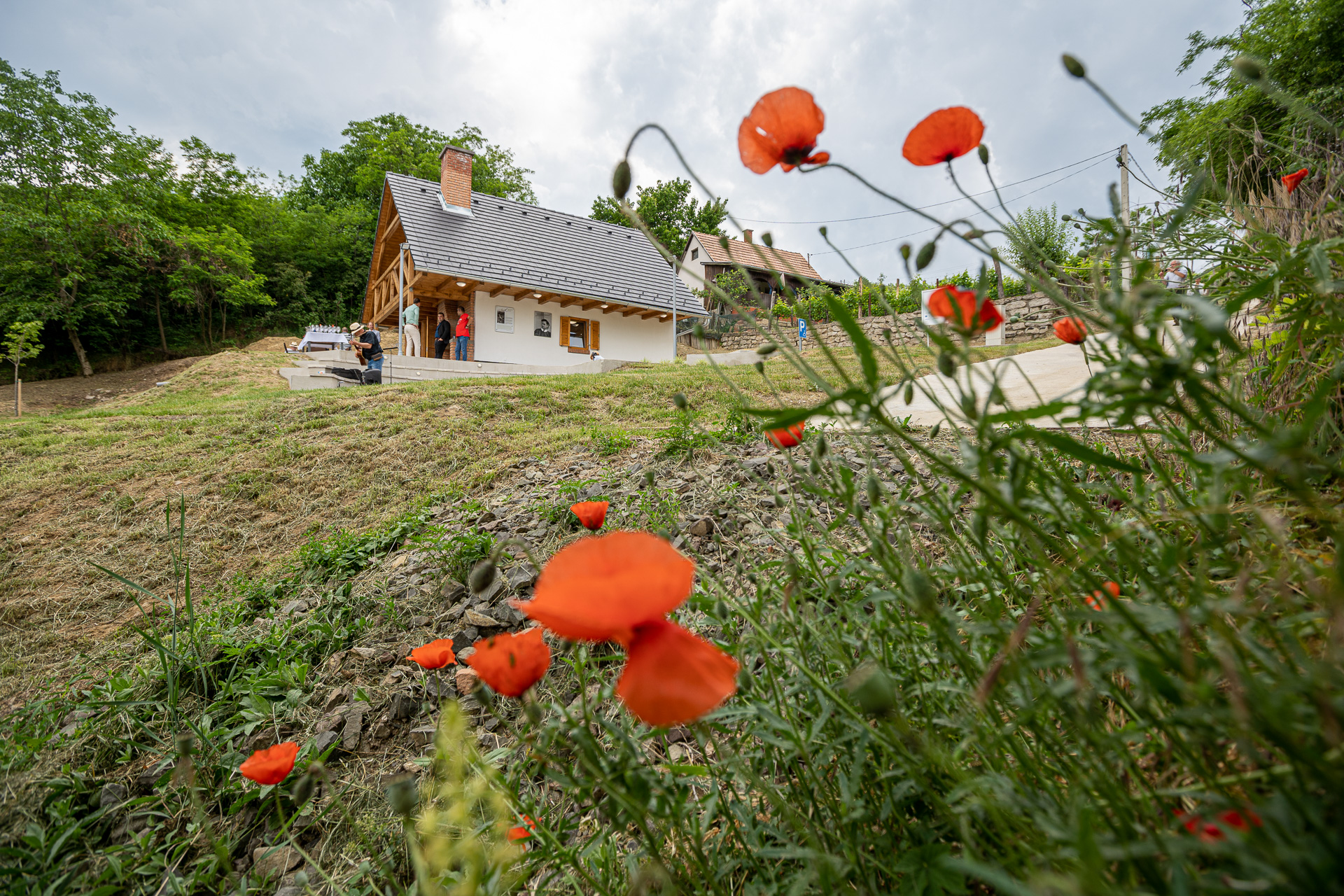 Átadták a Mészöly-tanya helyén épült alkotóházat Szekszárdon