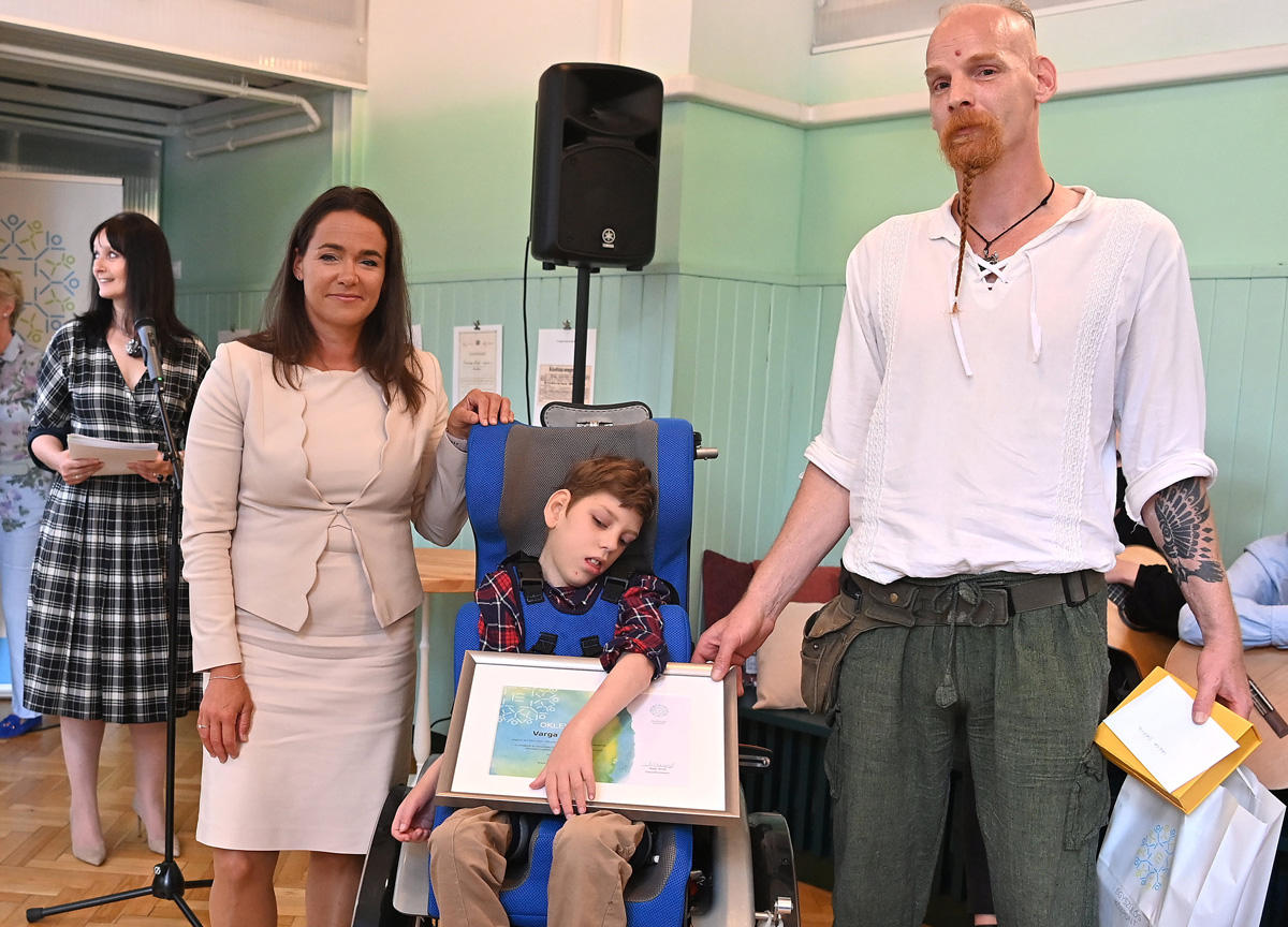 Novák Katalin: elismerés illeti a gyermeküket egyedül nevelőket