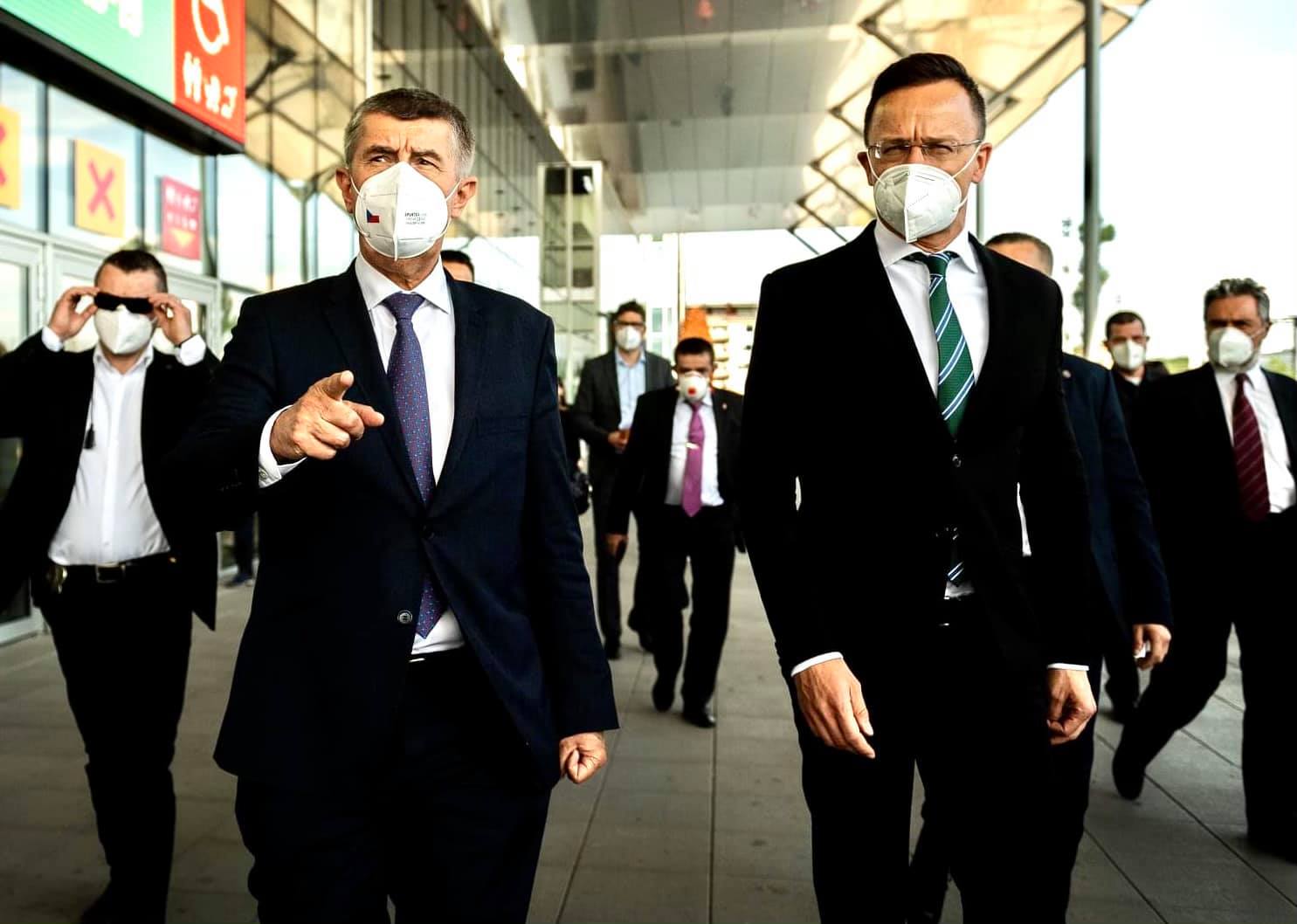 Százezer adag oltóanyagot adunk Csehországnak