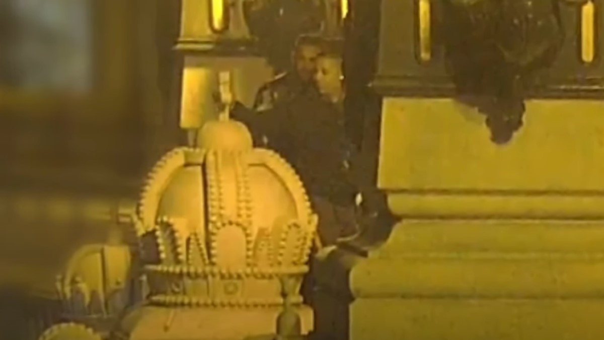 Ismét letörték a Margit híd kőkeresztjét