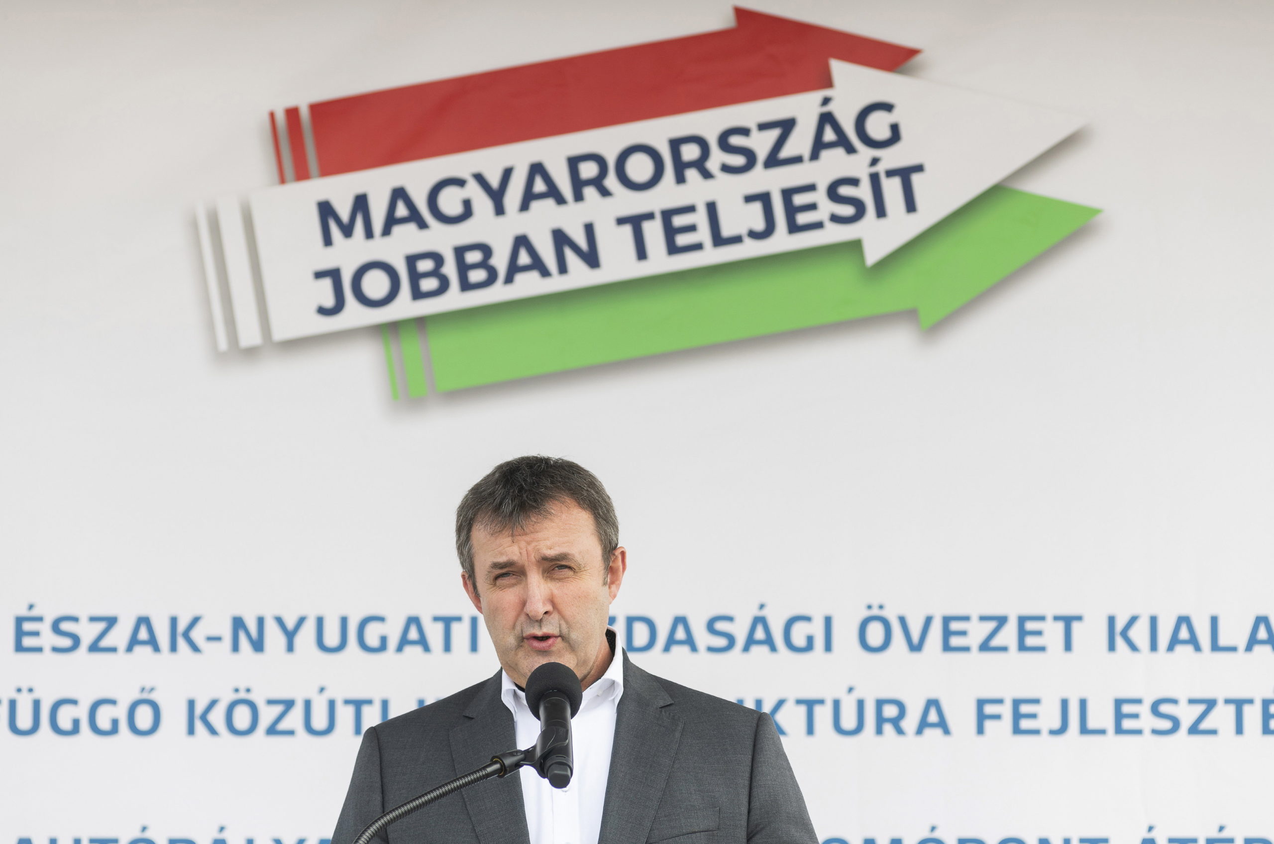 Palkovics László: 2025-re minden megyei jogú város elérhetővé válhat négysávos úton