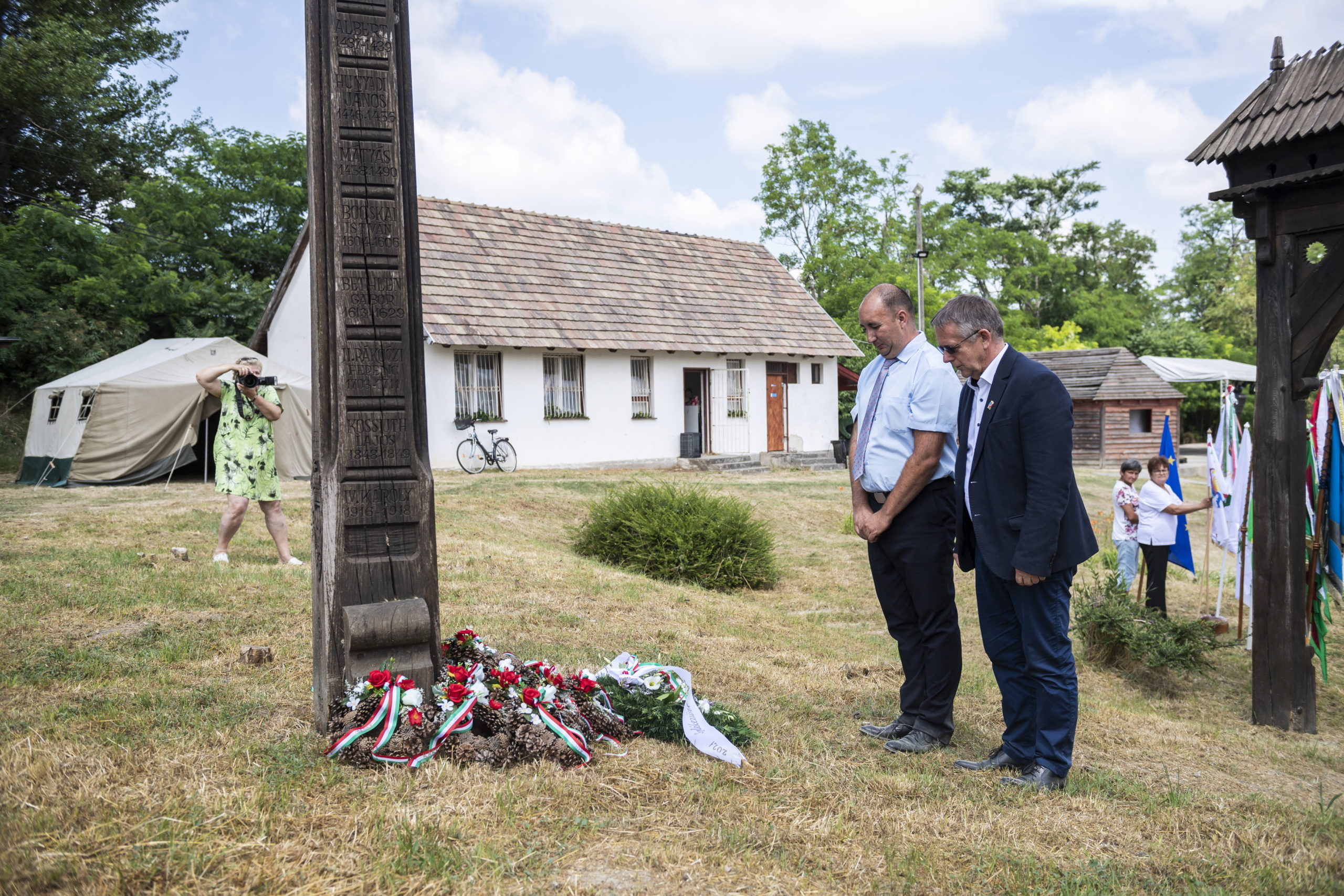 Neszmélyen megnyitották a XXVI. Hídverő Napokat
