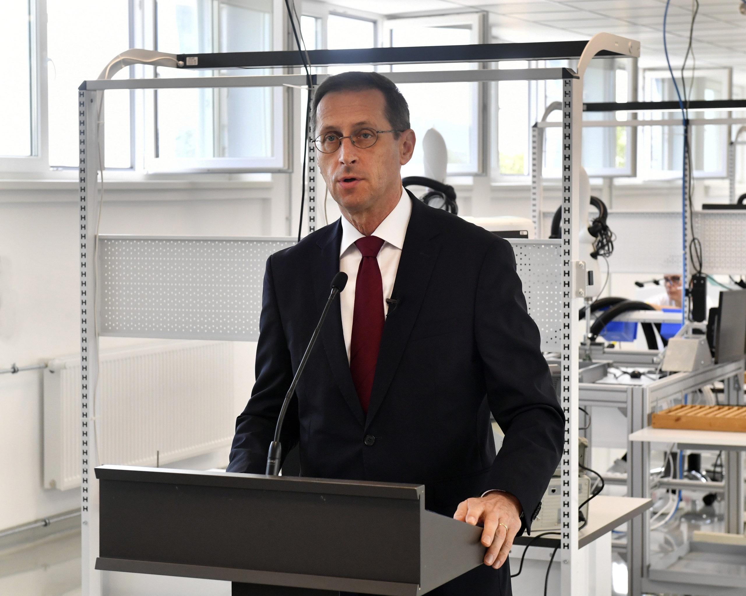 A pénzügyminiszter avatta fel az Innomed Zrt. üzemcsarnokát Esztergomban