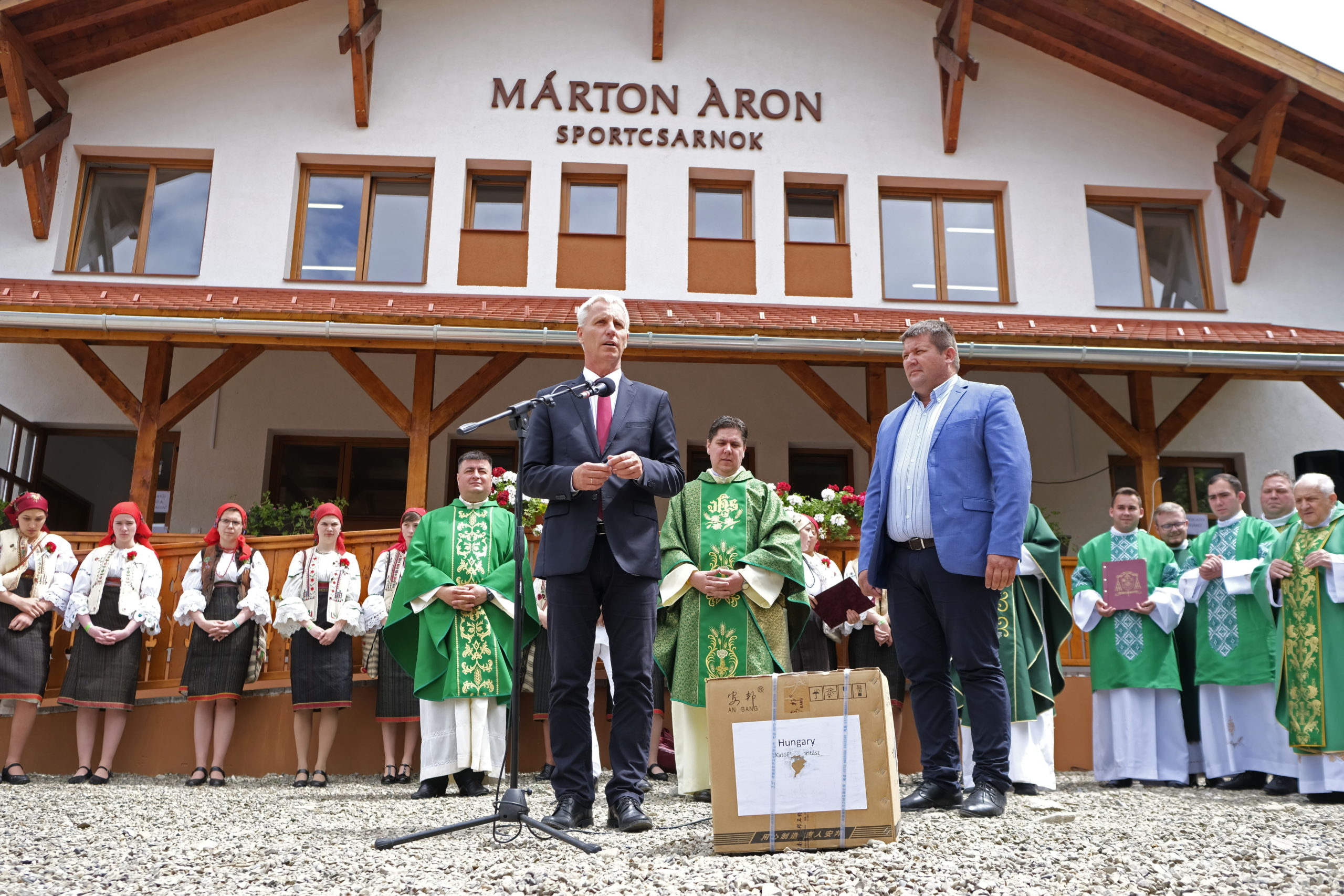 Felavatták a Márton Áron Sportcsarnokot Gyimesközéplokon