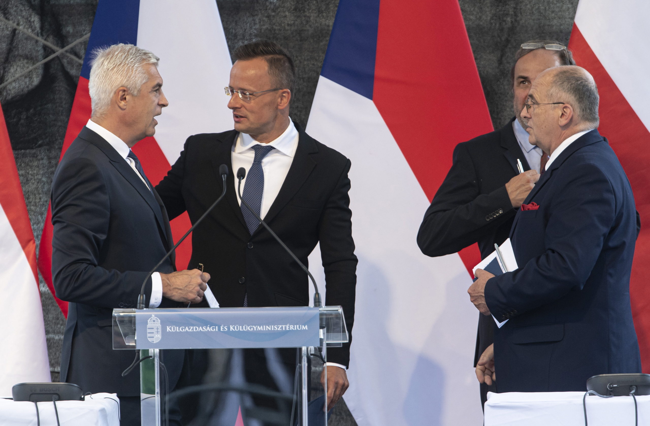 Szijjártó Péter: a V4-ek segítenek Litvániának a migráció visszaszorításában