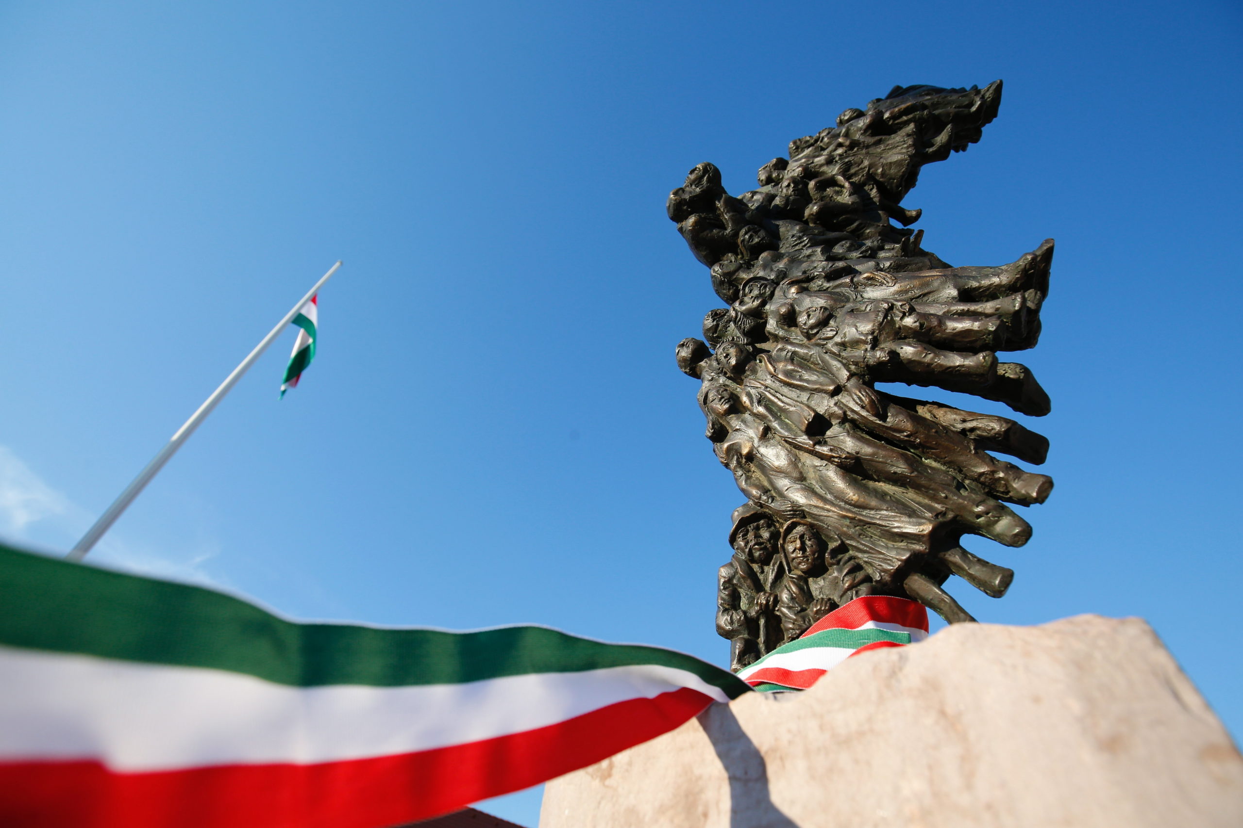 Átadták a Nemzeti összetartozás terét Csikóstőttősön