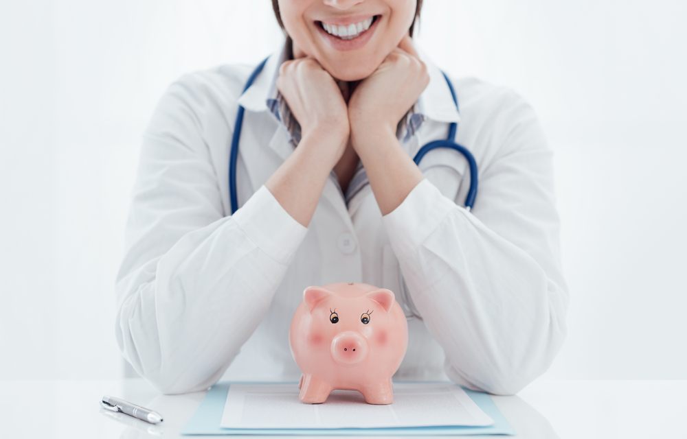 Oltás nélkül intézett védettségi igazolványt egy orvosi asszisztens a társaival