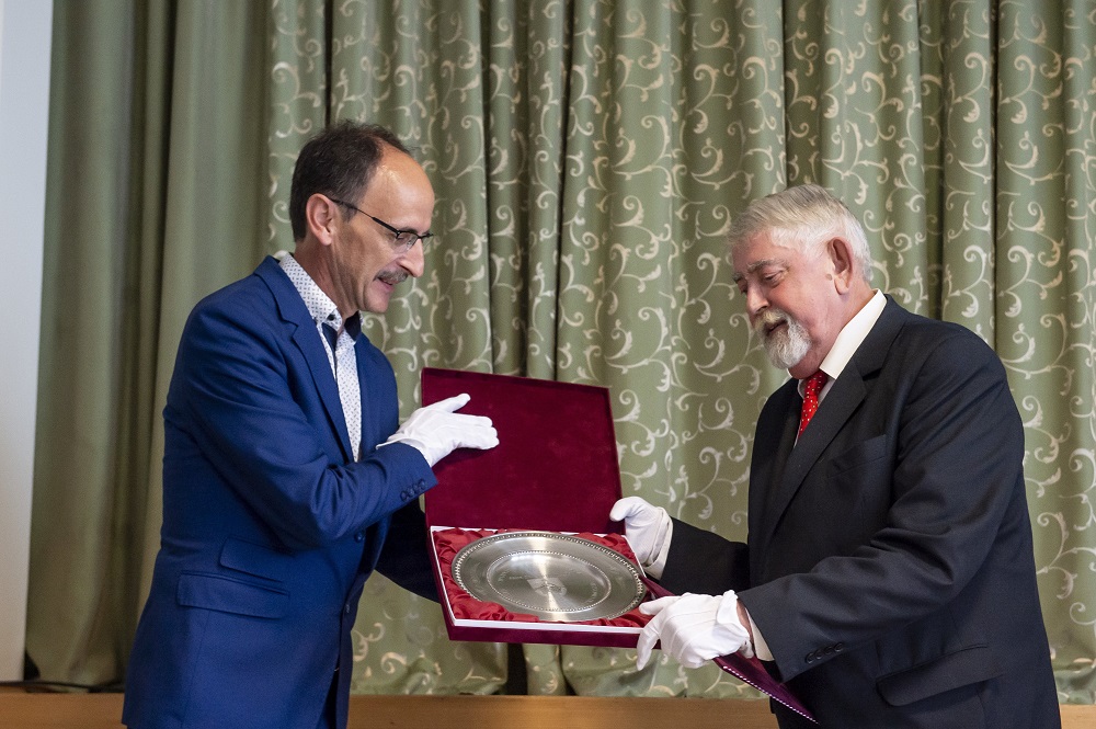 Díszpolgárrá avatták Kásler Miklóst a felvidéki Ipolyhídvégen