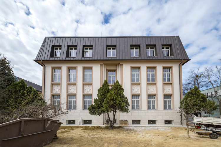 Átadták a kaposvári kórház megújult szülészetét