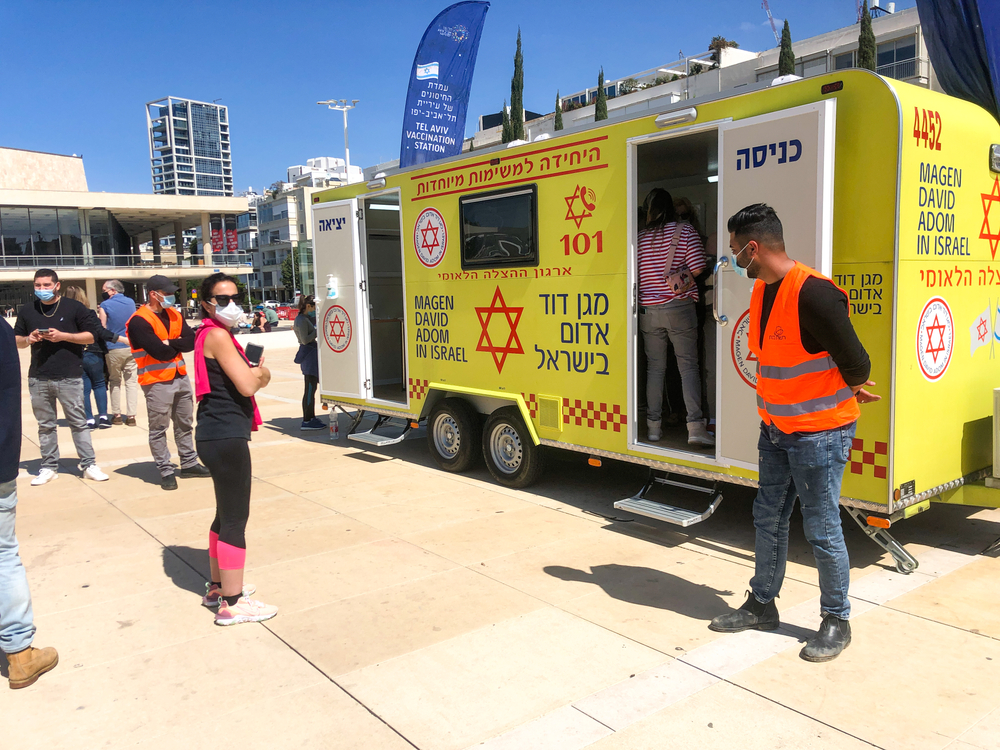 Izrael fogadja a Szputnyikkal beoltott turistákat