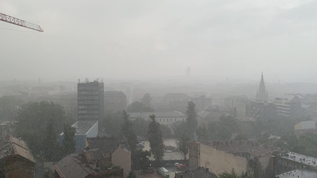 Zivatarokkal jön a hidegfront, de az Alföldön marad a kánikula