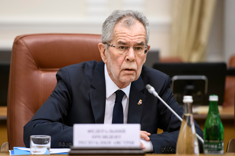 Az osztrák államfő a parlamenti pártokkal tárgyal Kurz ügye miatt