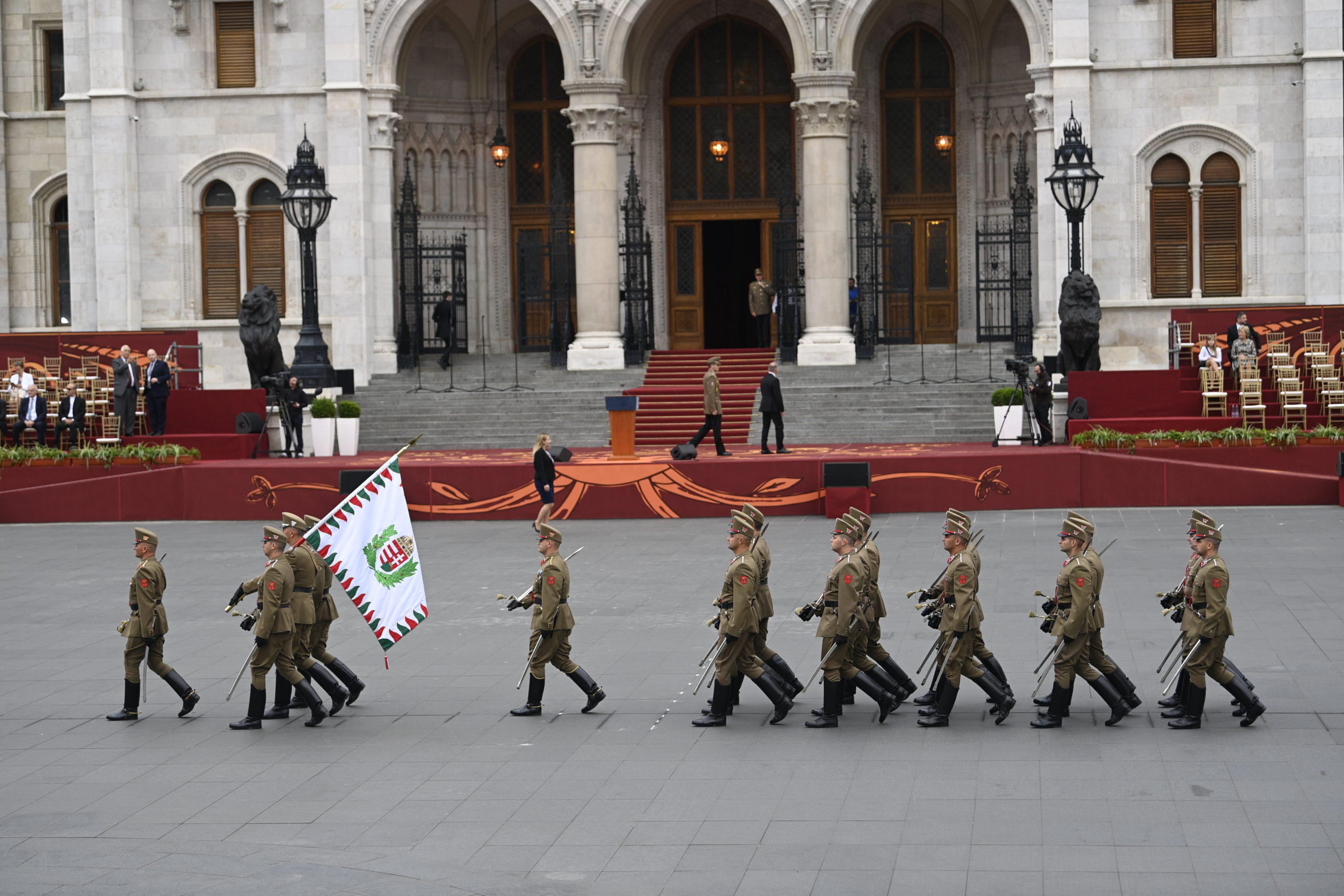 Felvonták a nemzeti lobogót az Országház előtt