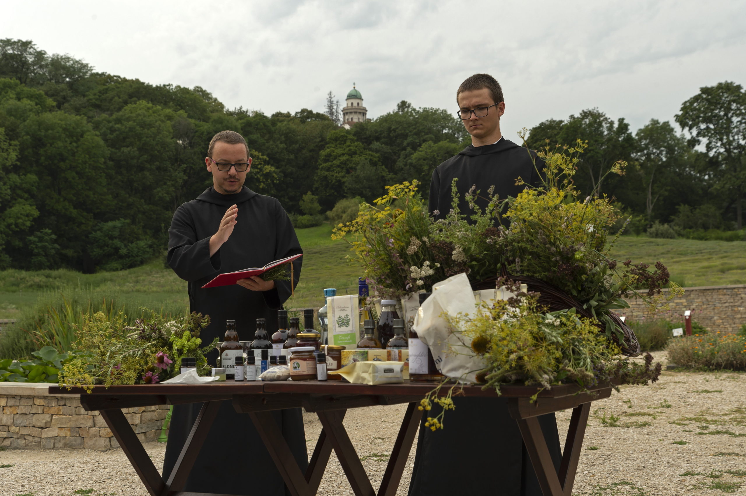 Gyógynövényáldás Pannonhalmán