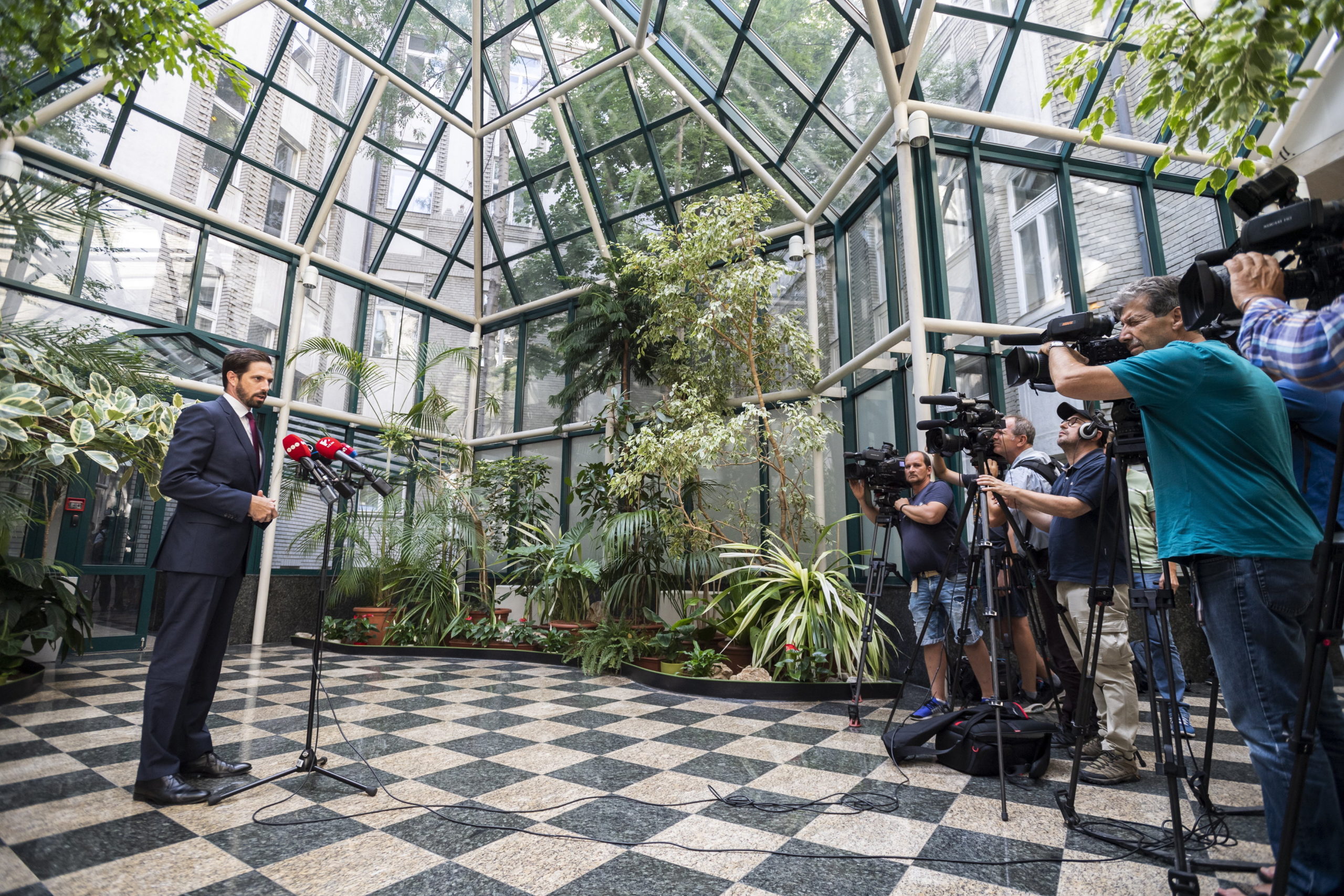 Nemsokára hazaér az első repülő az Afganisztánból mentettekkel