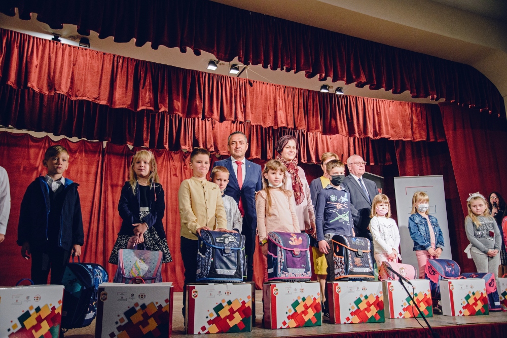 Délvidéki magyar elsősöknek adott át tanszercsomagot Potápi Árpád János