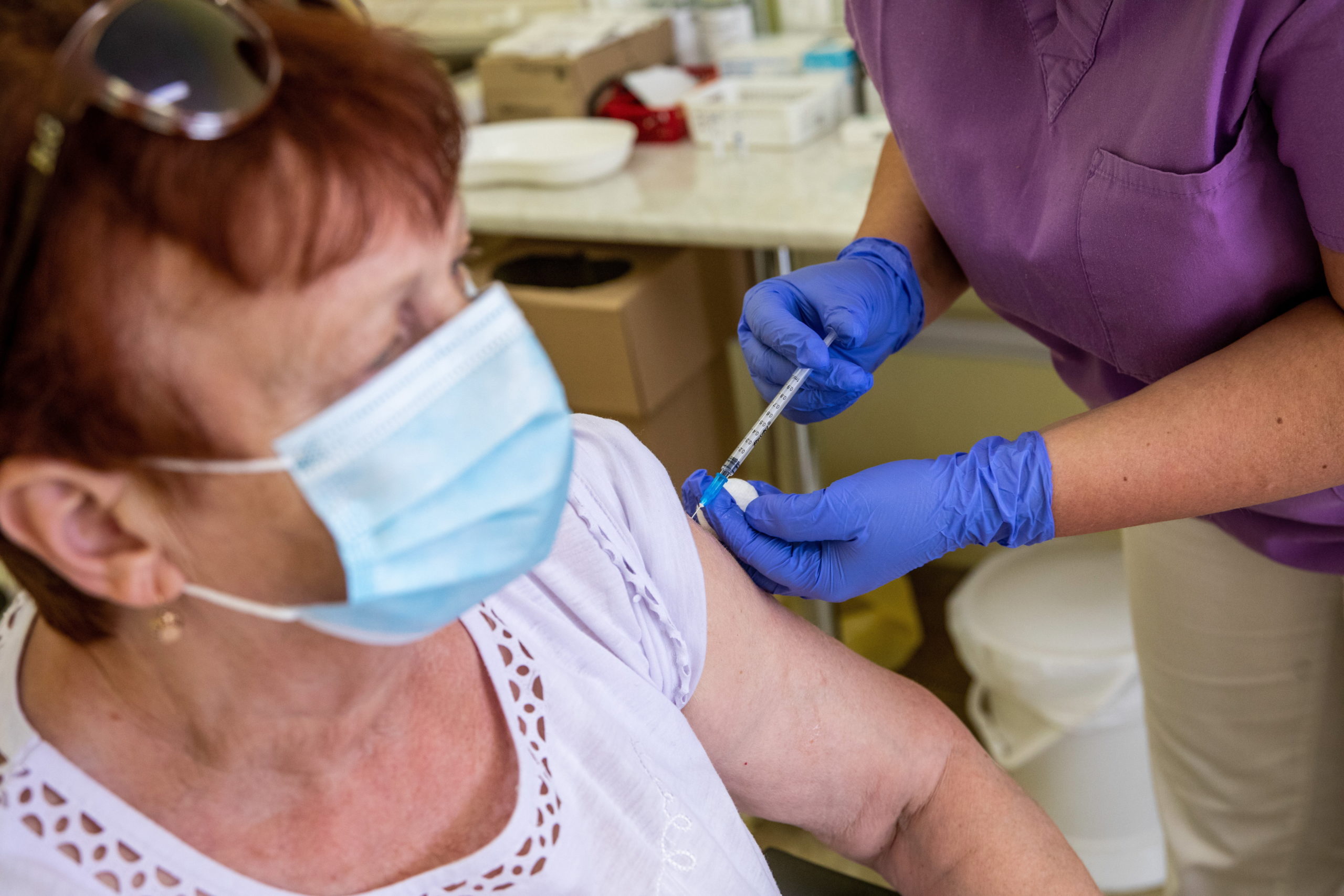 Oltassuk be magunkat azelőtt, hogy begyorsul a negyedik hullám!