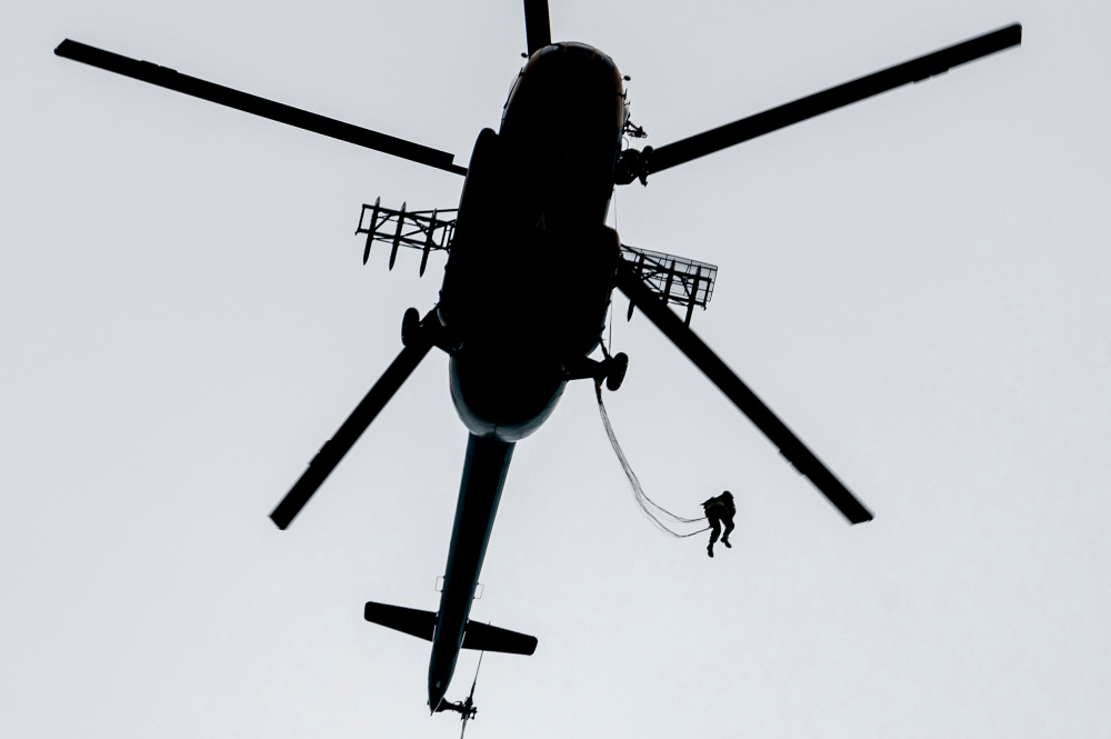 Ejtőernyővel ugrottak a katonai vezetők a kecskeméti repülőnapon