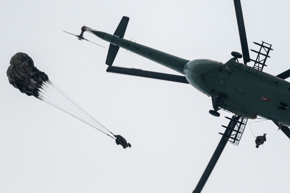 Ejtőernyős ugrás a kecskeméti repülőnapon