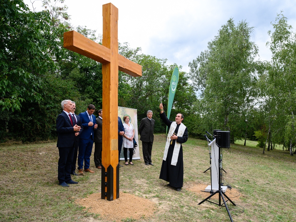 Soltész Miklós: Minden kereszténynek vállalni kell a keresztet