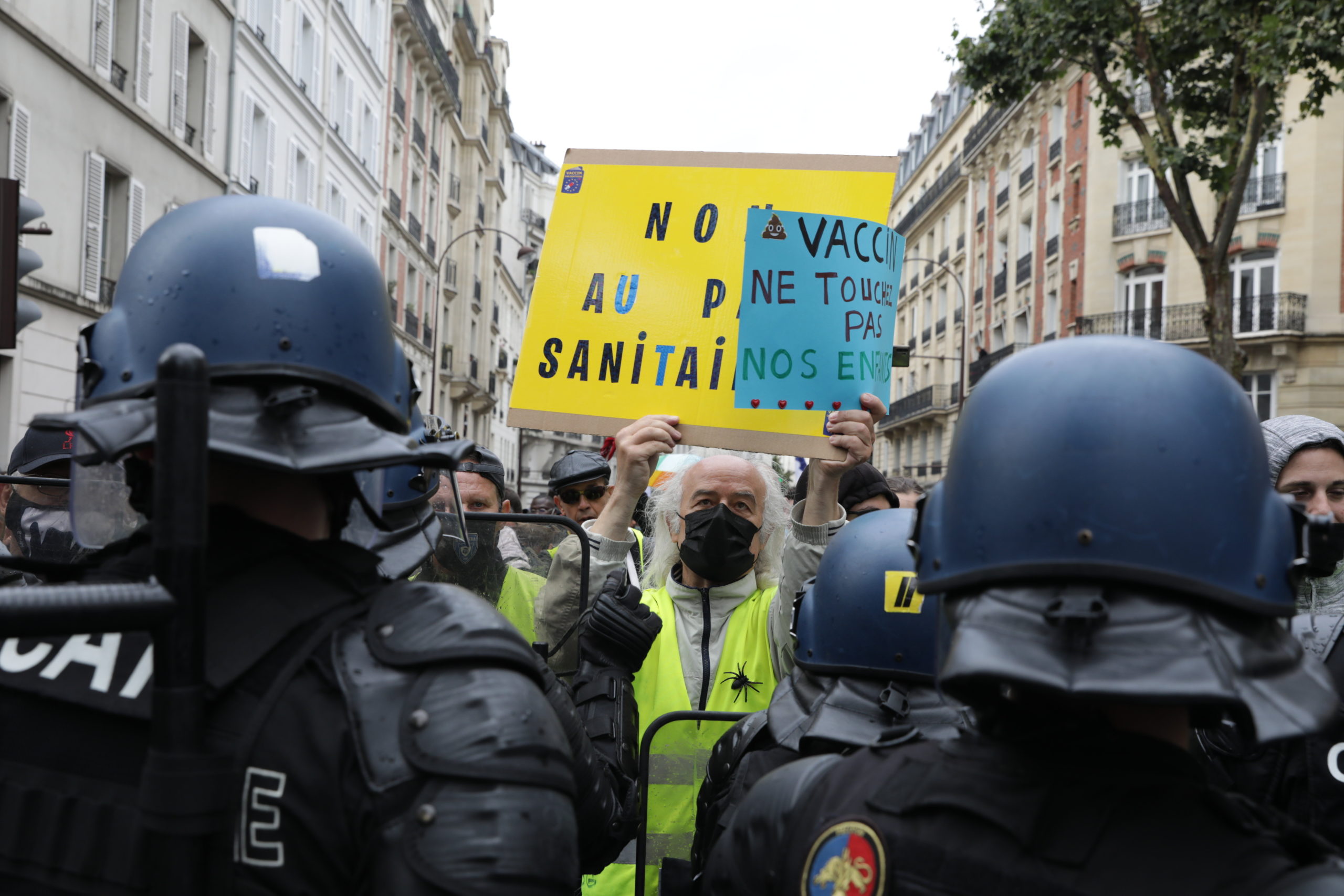 Ismét tüntettek a korlátozások ellen Franciaországban