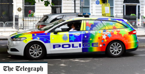 Szivárványos rendőrautók járőröznek Nagy-Britanniában