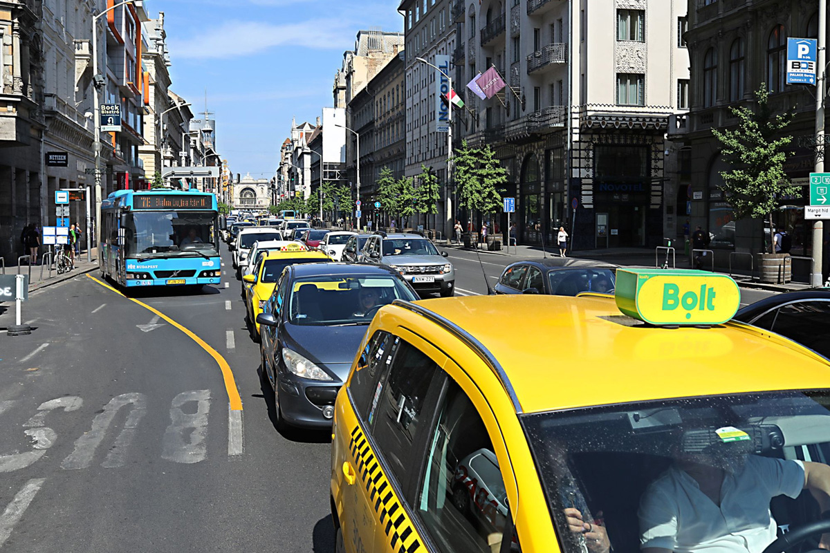 Súlyosbodott a helyzet a Blaha Lujza téren, összeomlott a közlekedés