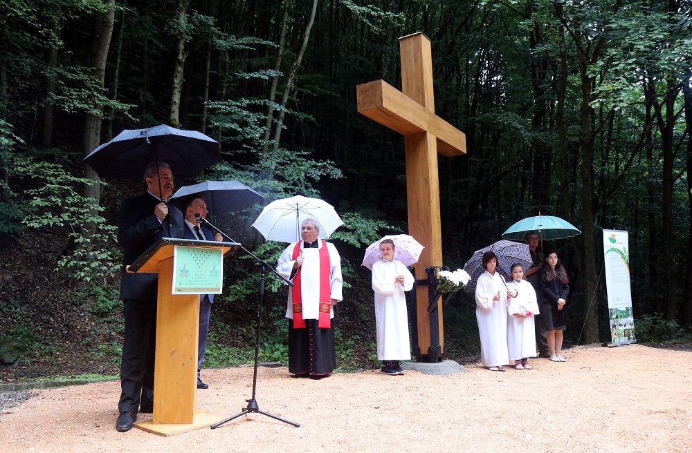 Eucharisztikus emlékkeresztet avattak a Szinva-forrás mellett