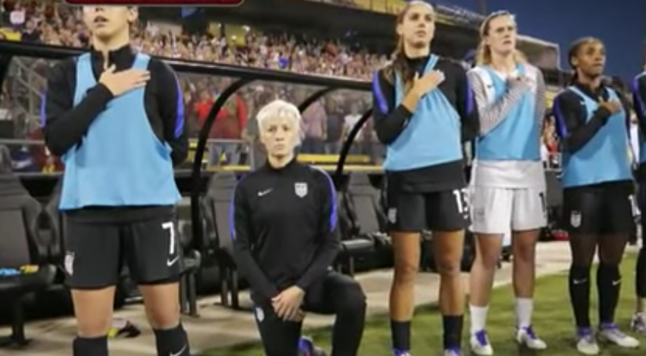 Bizonytalan a térdeplő leszbikus focista jövője