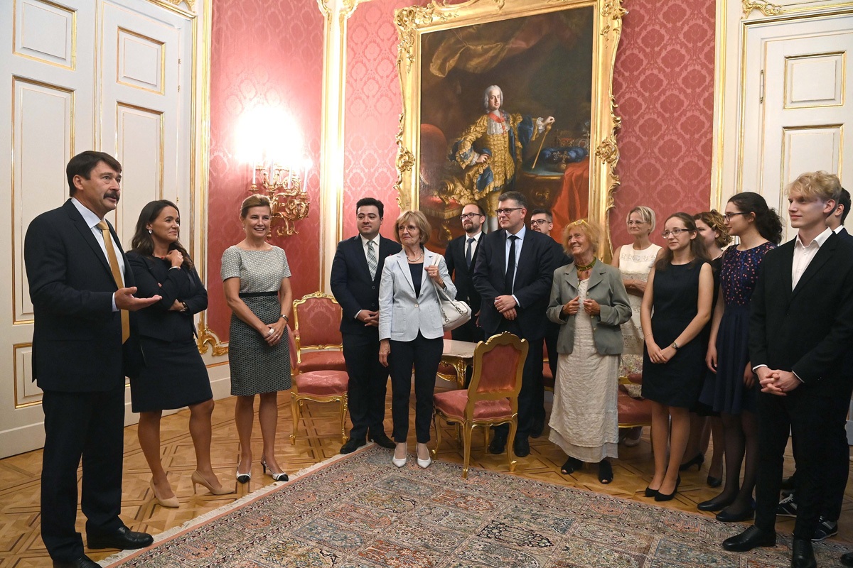 Áder János és Novák Katalin átadta a Stipendium Peregrinum okleveleit