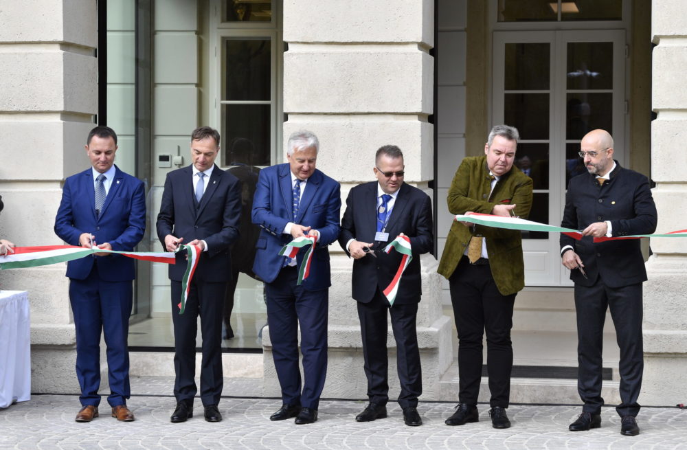 Átadták a teljesen felújított Bodajki Vadászkastélyt