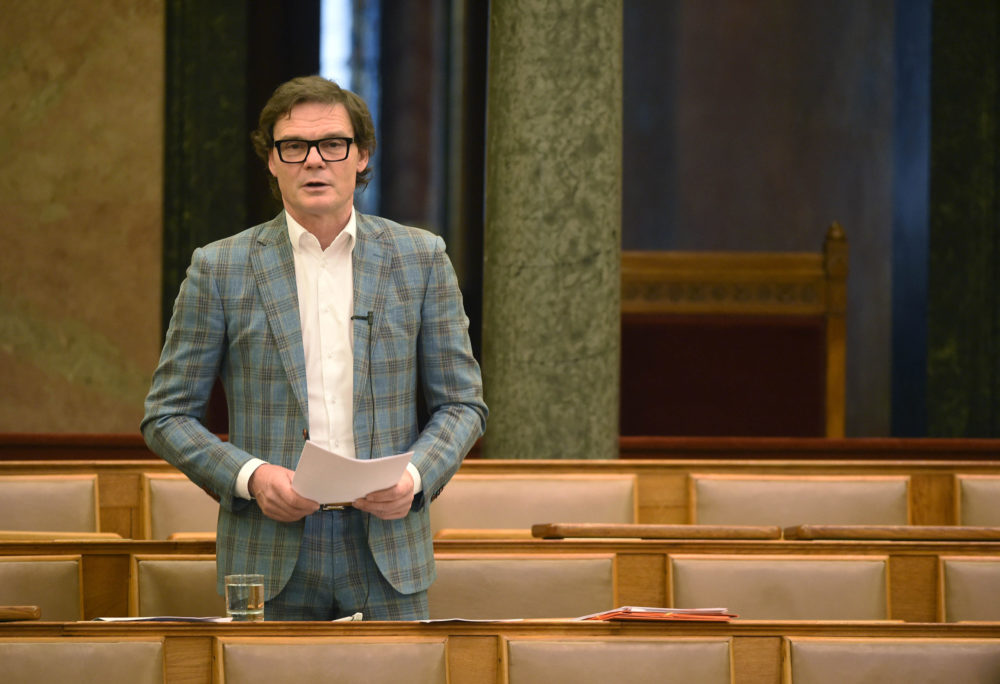 Történelmi lépés a minimálbér 200 ezer forintra emelése