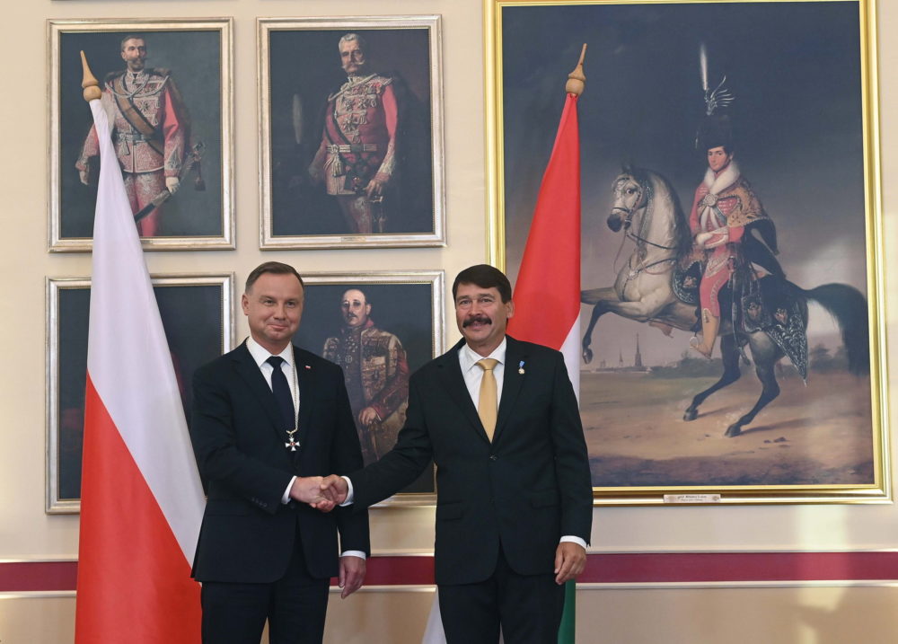 Andrzej Duda a legmagasabb rangú kitüntetést kapta Áder Jánostól