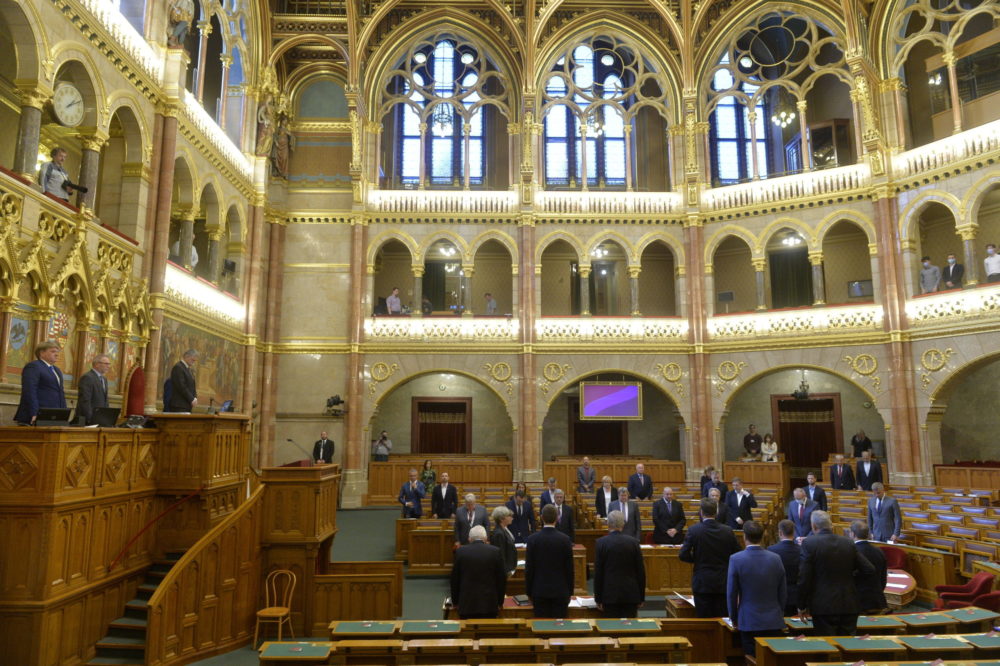 Ismét meghosszabbították a koronavírus-törvény hatályát