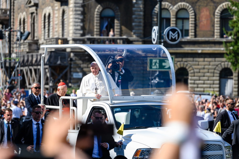 A pápa romániai látogatásáról írt a New York Times