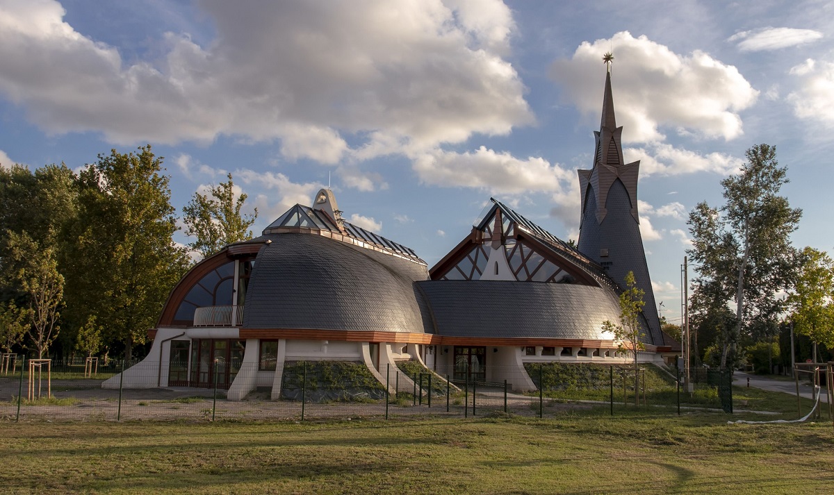Makovecz Imre öröksége tovább él: organikus templom épült Pesterzsébeten