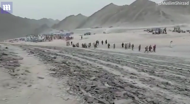 Videón az Európa felé tartó gigantikus migránstömeg