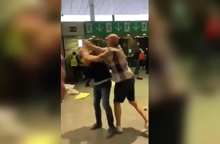 VIDEÓ: Így verték össze az angol szurkolók az olasz drukkereket