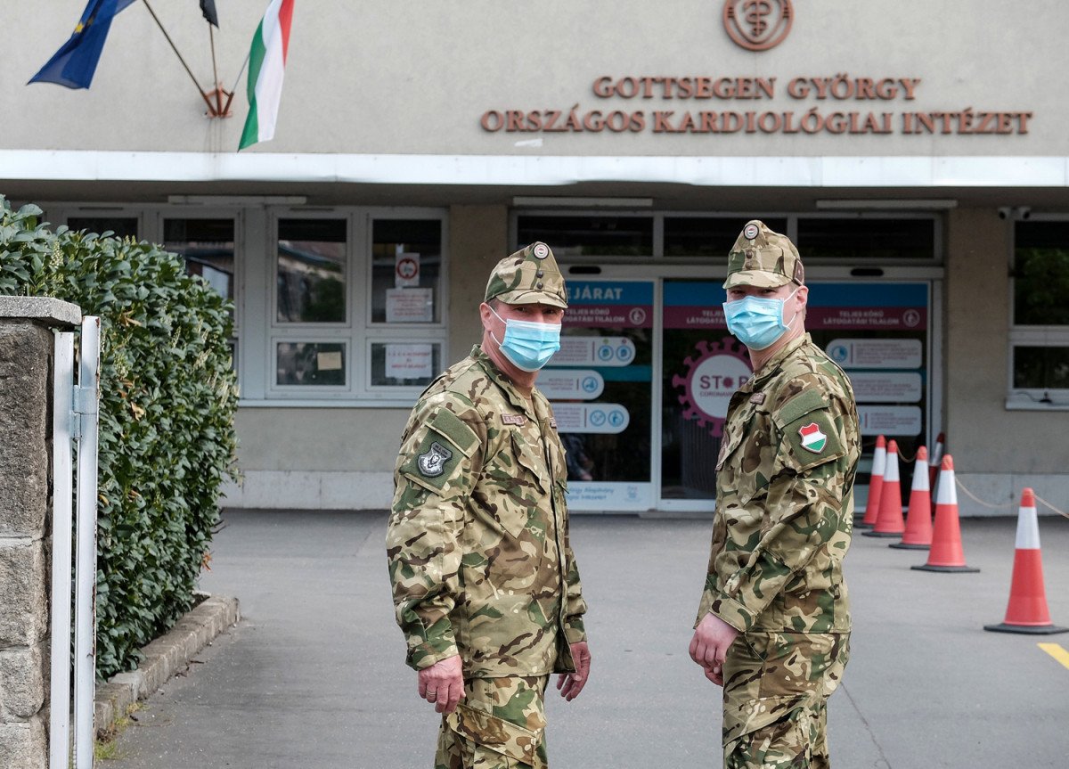 Ismét megjelentek a katonák a kórházakban