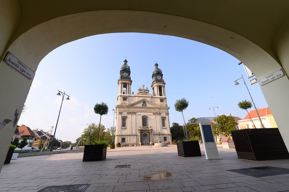 Megújul a pápai katolikus nagytemplom