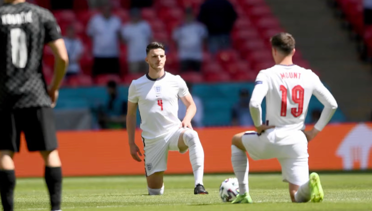 Térdelnek az angolok