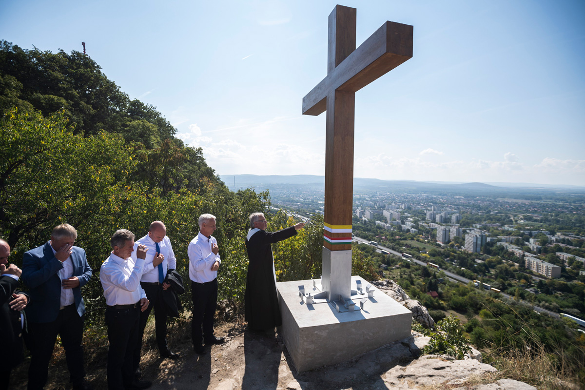 Emlékkeresztet állítottak a tatabányai Turul-emlékműnél